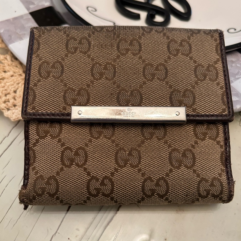 GUCCI-authentic wallet PRE-LOVED refer to pictures on condition